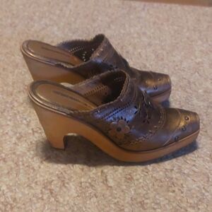 Sz 7 gold leather clogs